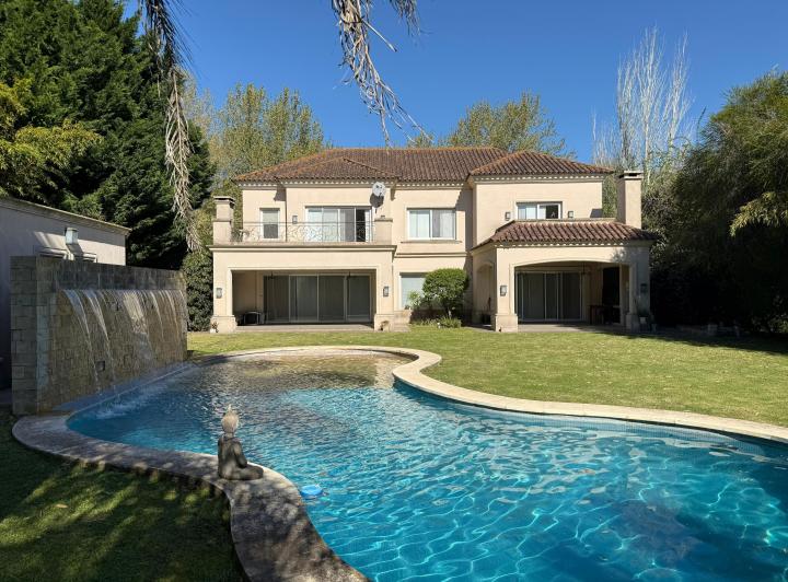 Casa · 384m² · 7 Ambientes · 2 Cocheras