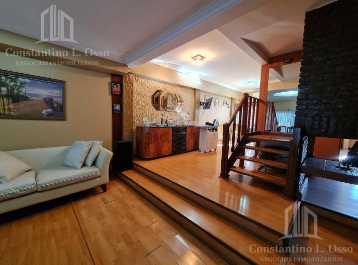 Casa · 220m² · 5 Ambientes · 2 Cocheras