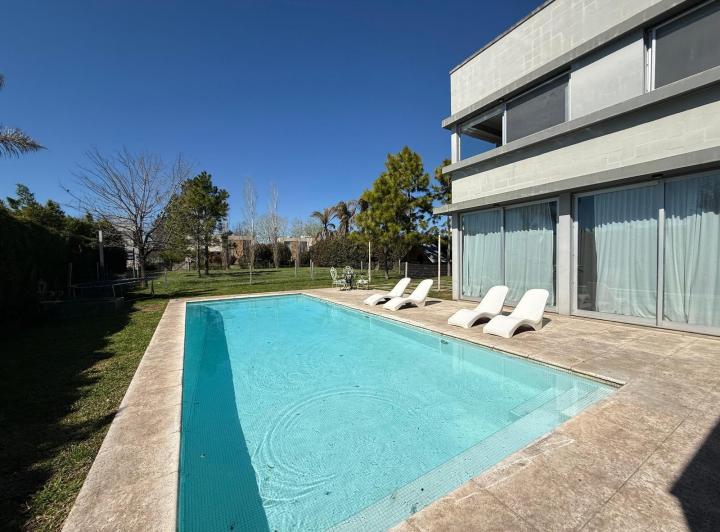 Casa · 300m² · 5 Ambientes · 4 Cocheras