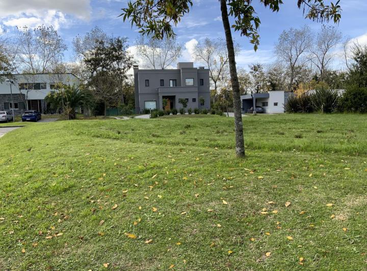 Terreno · 742m²