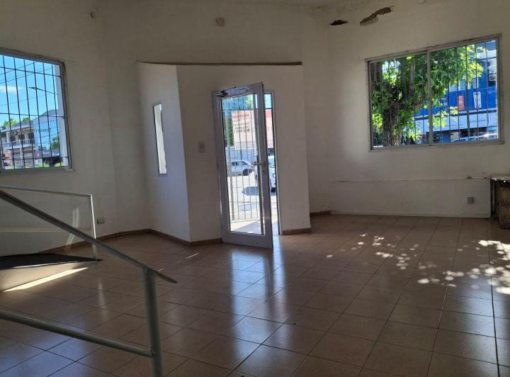 Local comercial · 105m² · 6 Ambientes · 2 Cocheras