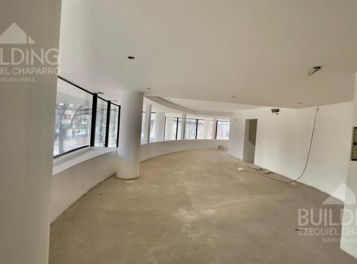 Local comercial · 351m²