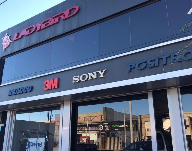 Local comercial · 240m² · 4 Ambientes · 10 Cocheras