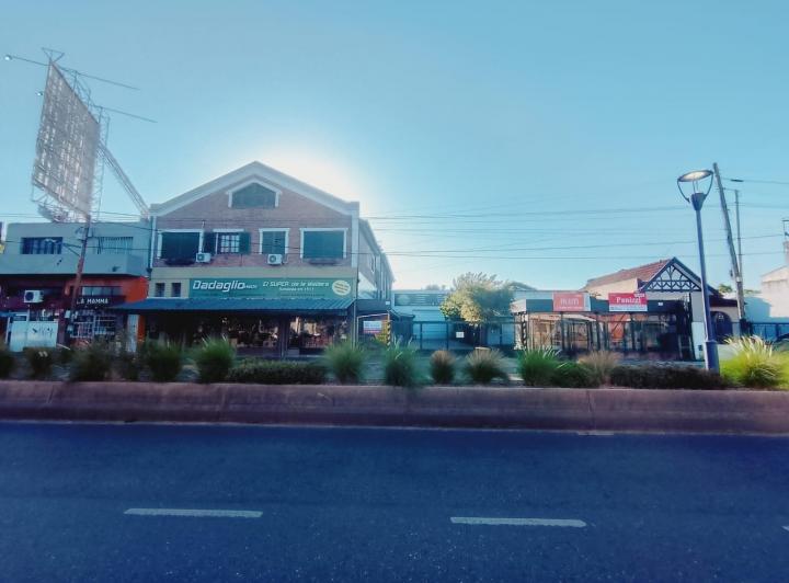 Local comercial · 1650m² · 4 Ambientes · 7 Cocheras