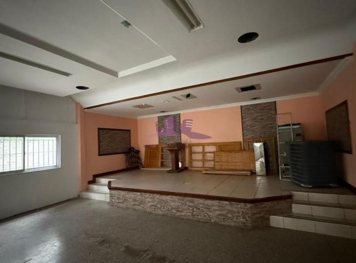Local comercial · 240m² · 2 Ambientes
