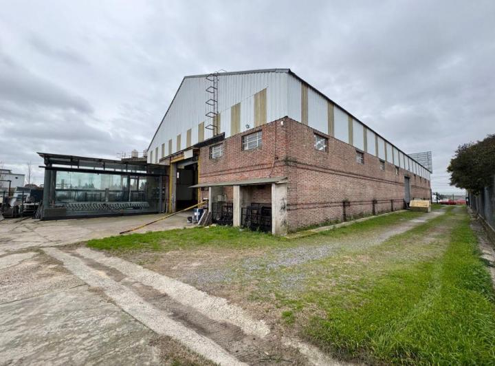Bodega-Galpón · 1356m² · 14 Ambientes · 10 Cocheras