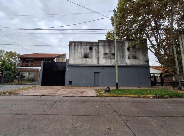Bodega-Galpón · 100m² · 3 Ambientes · 8 Cocheras