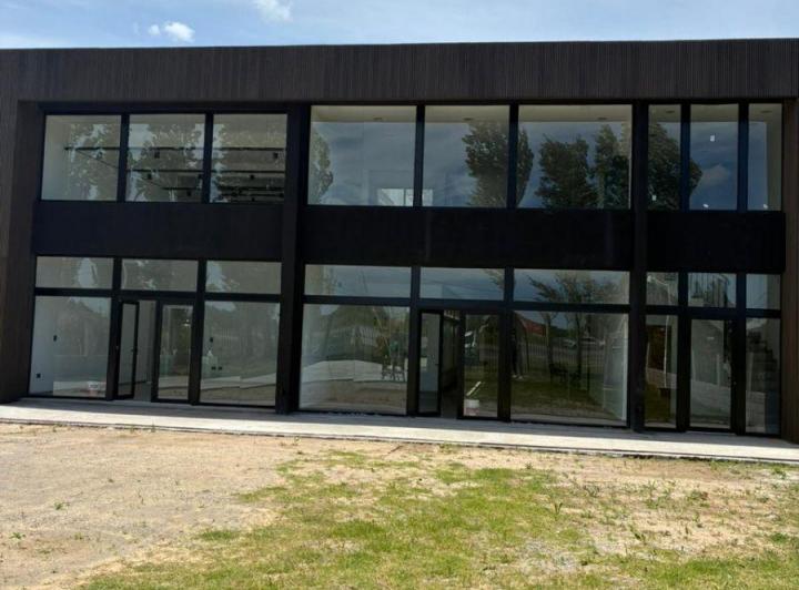 Local comercial · 280270m² · 7 Ambientes · 15 Cocheras
