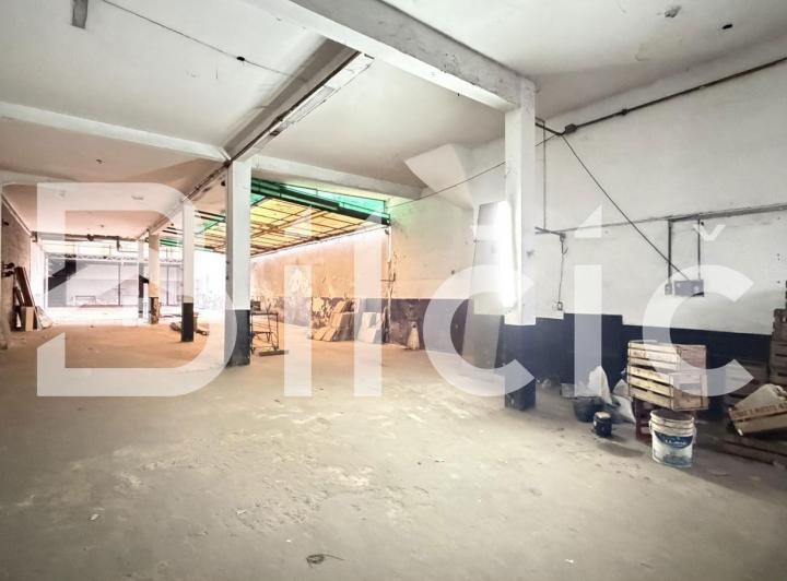 Bodega-Galpón · 404m² · 2 Ambientes · 1 Cochera