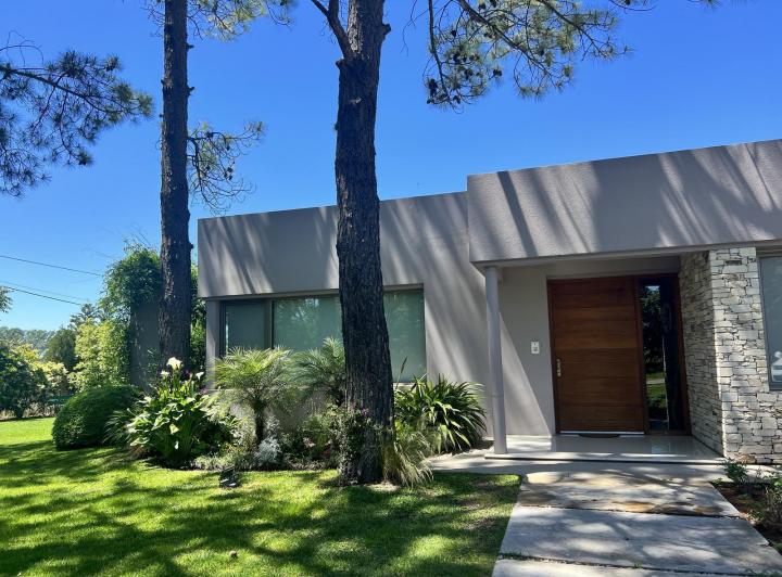 Casa · 400m² · 6 Ambientes · 2 Cocheras