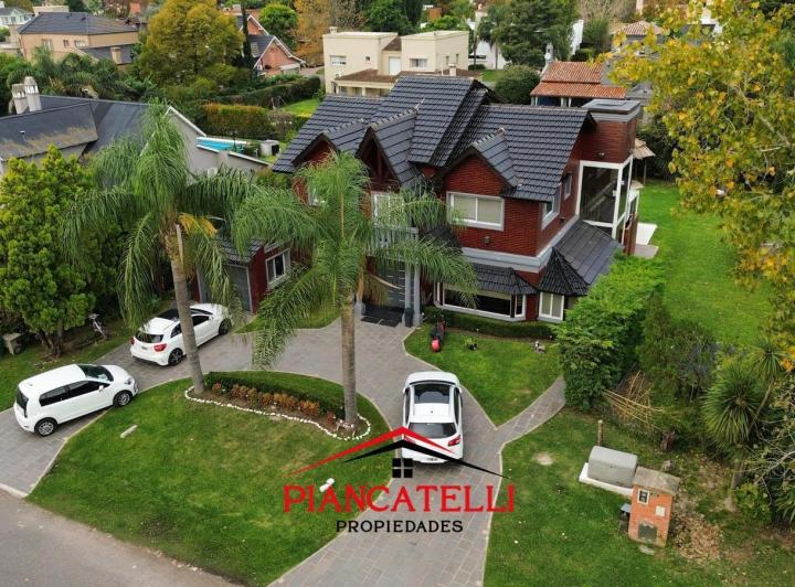 Casa · 900m² · 6 Ambientes · 1 Cochera