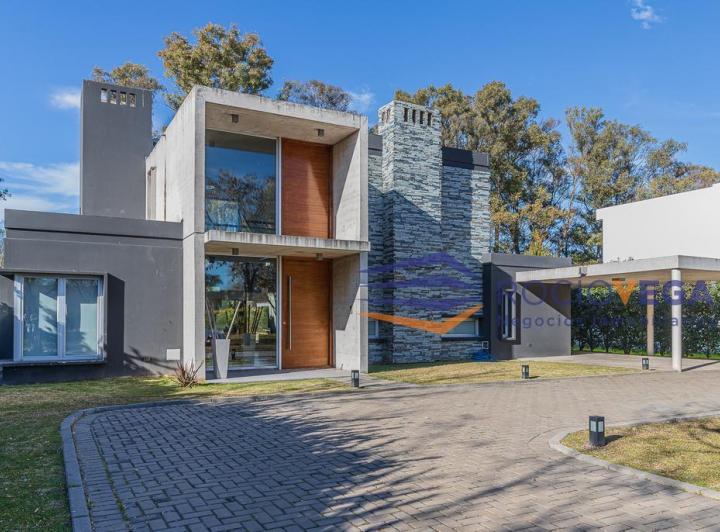 Casa · 235m² · 4 Ambientes · 2 Cocheras