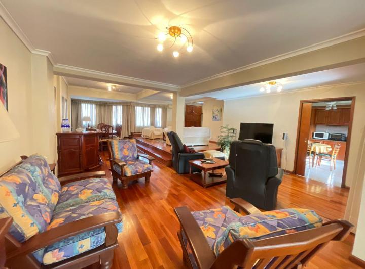 Casa · 450m² · 6 Ambientes · 3 Cocheras