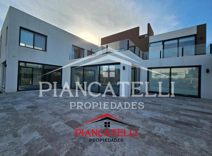 Casa · 650m² · 8 Ambientes · 6 Cocheras