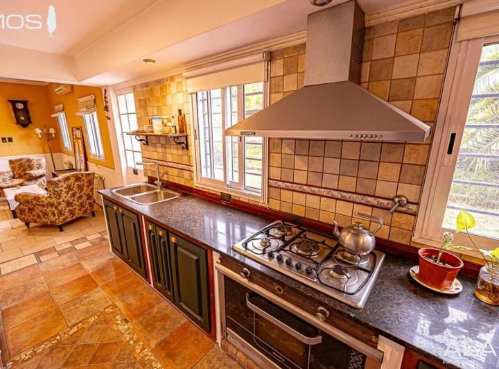 Casa · 200m² · 5 Ambientes · 3 Cocheras
