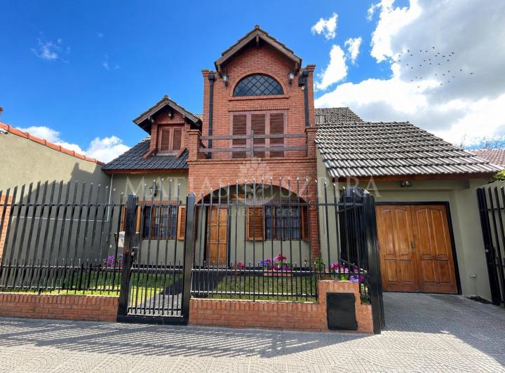 Casa · 200m² · 5 Ambientes · 2 Cocheras