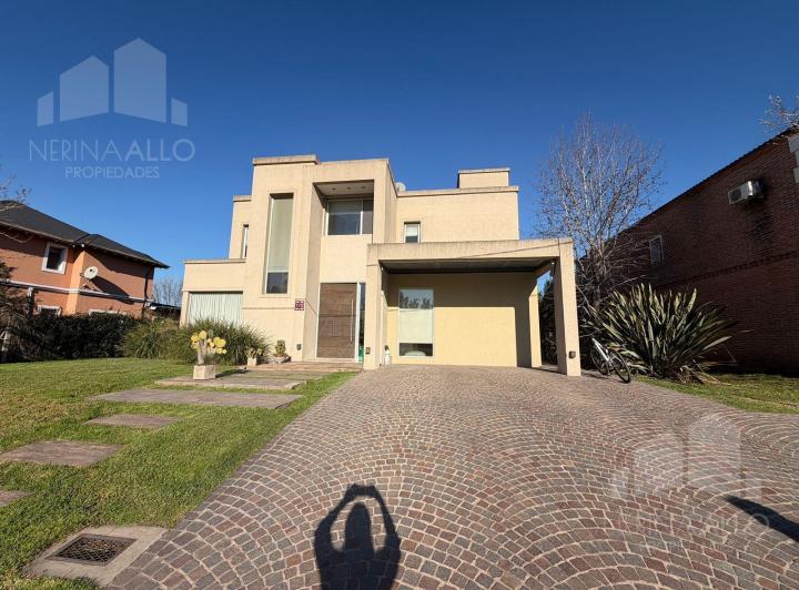 Casa · 240m² · 6 Ambientes · 4 Cocheras