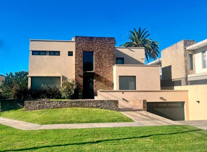Casa · 302m² · 5 Ambientes · 6 Cocheras