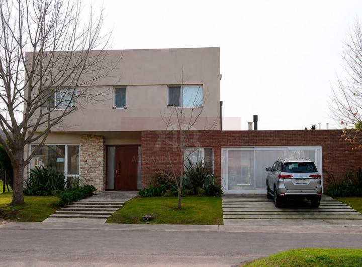 Casa · 330m² · 5 Ambientes · 2 Cocheras