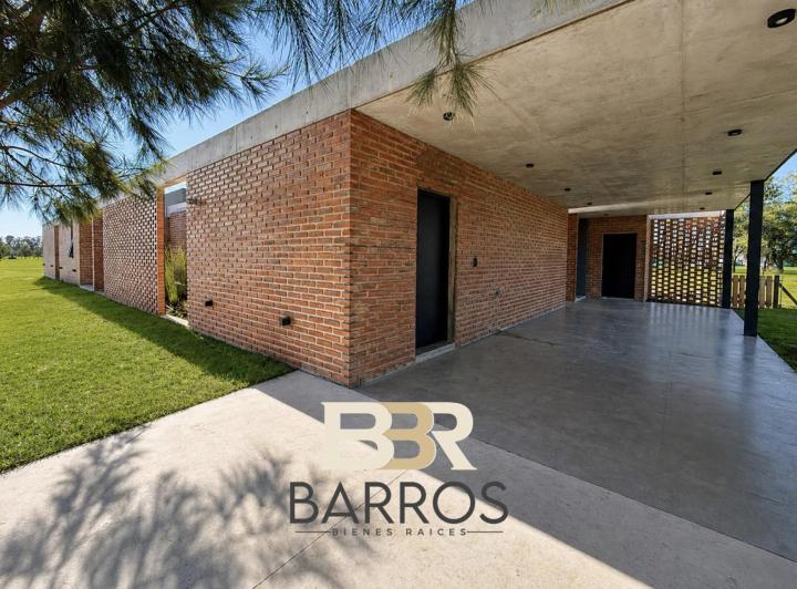 Casa · 213m² · 5 Ambientes · 6 Cocheras