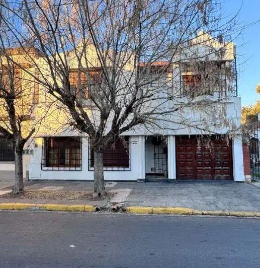 Casa · 141m² · 5 Ambientes · 1 Cochera