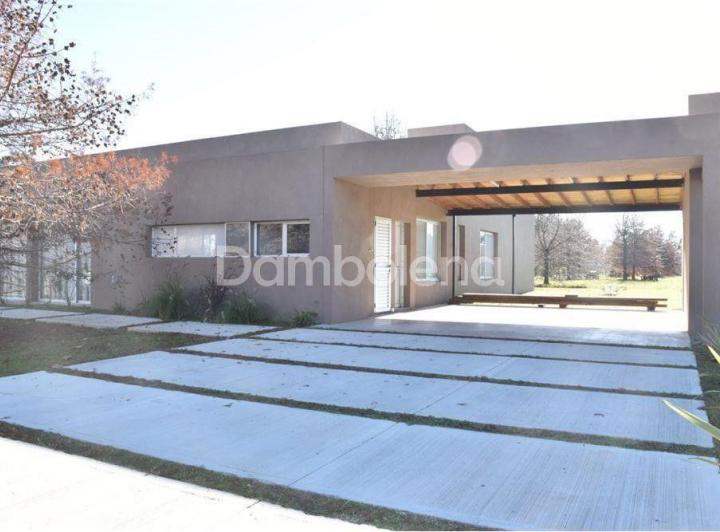 Casa · 240m² · 4 Ambientes · 2 Cocheras