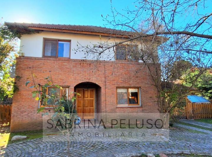 Casa · 180m² · 6 Ambientes · 4 Cocheras