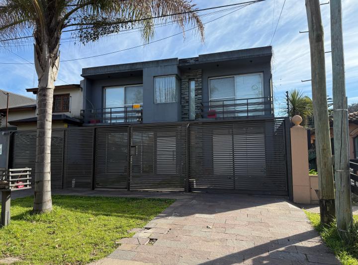 Casa · 320m² · 3 Ambientes · 2 Cocheras