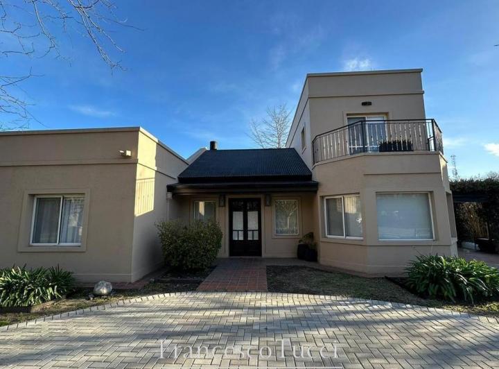 Casa · 190m² · 4 Ambientes · 2 Cocheras