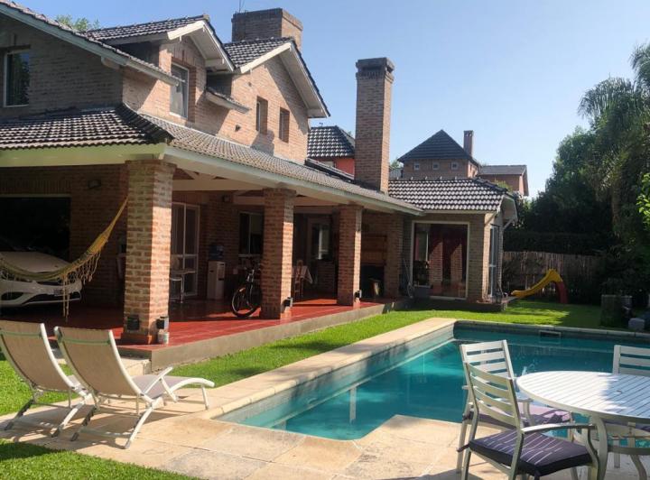 Casa · 270m² · 5 Ambientes · 2 Cocheras