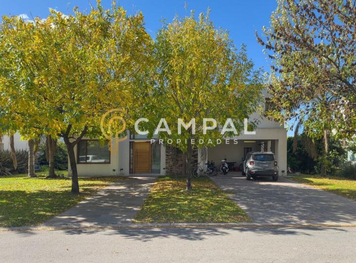 Casa · 353m² · 6 Ambientes · 2 Cocheras