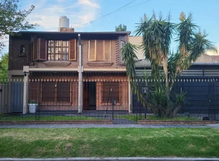 Casa · 250m² · 5 Ambientes · 4 Cocheras