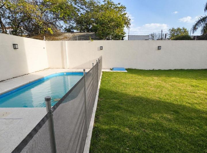 Casa · 240m² · 4 Ambientes · 2 Cocheras