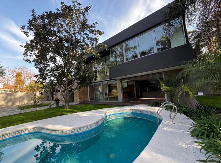 Casa · 301m² · 6 Ambientes · 3 Cocheras