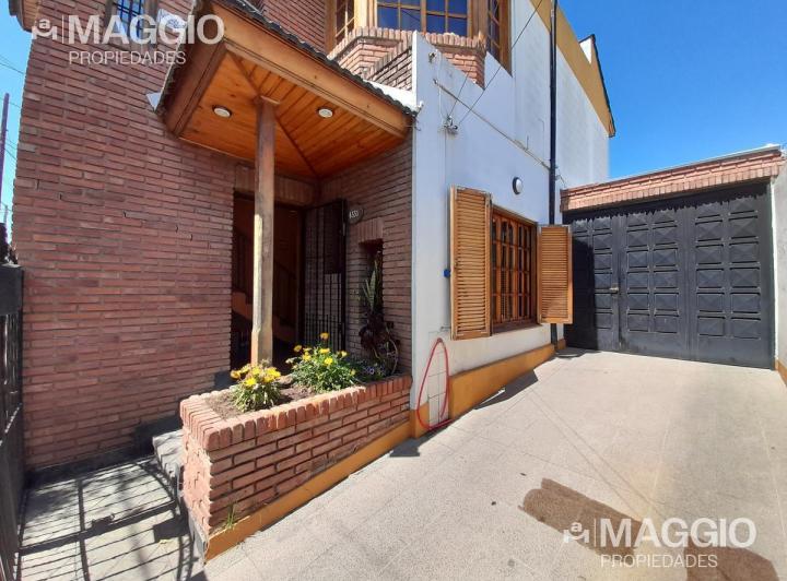 Casa · 200ha · 5 Ambientes · 3 Cocheras