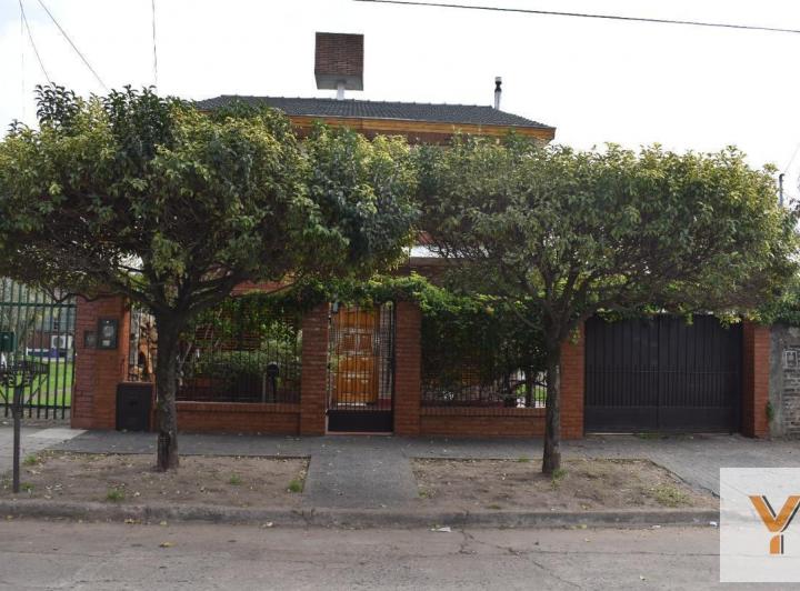 Casa · 225m² · 5 Ambientes · 1 Cochera