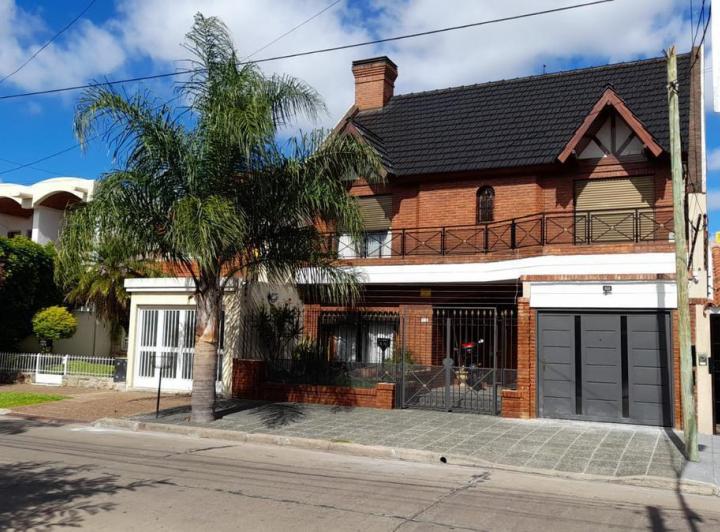 Casa · 250m² · 6 Ambientes · 3 Cocheras