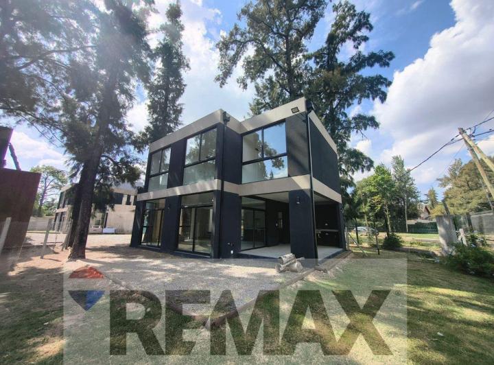 Casa · 116m² · 4 Ambientes · 2 Cocheras