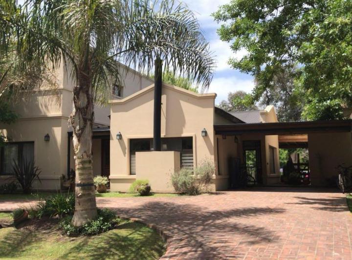 Casa · 240m² · 5 Ambientes · 1 Cochera