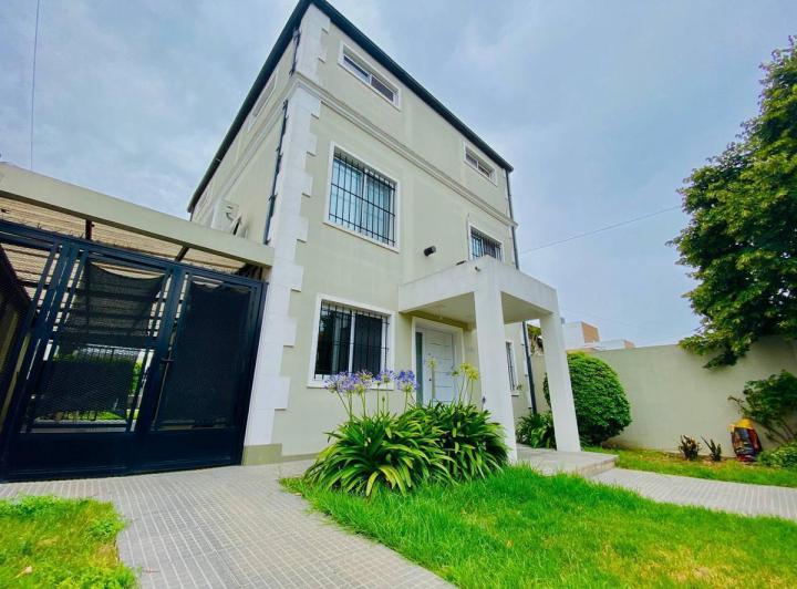 Casa · 255m² · 6 Ambientes · 3 Cocheras