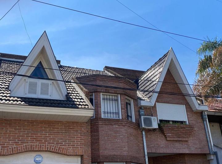 Casa · 200m² · 5 Ambientes · 2 Cocheras
