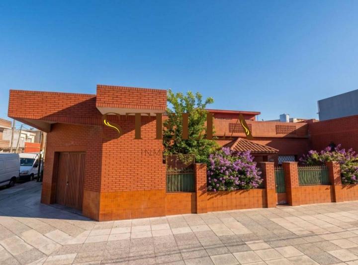 Casa · 160m² · 4 Ambientes · 2 Cocheras