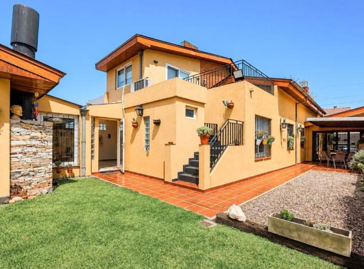 Casa · 186m² · 6 Ambientes · 2 Cocheras