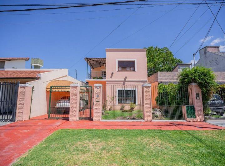 Casa · 135m² · 5 Ambientes · 1 Cochera