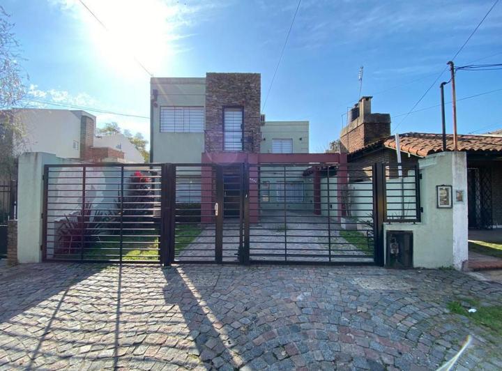 Casa · 280m² · 4 Ambientes · 3 Cocheras