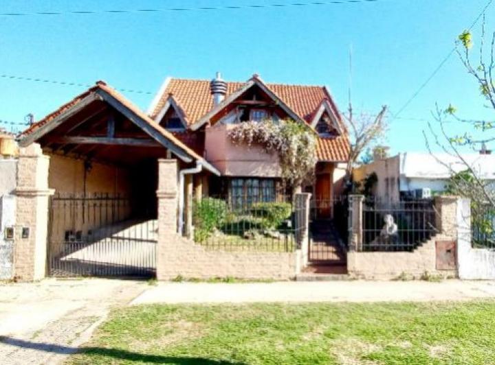 Casa · 230m² · 6 Ambientes · 3 Cocheras