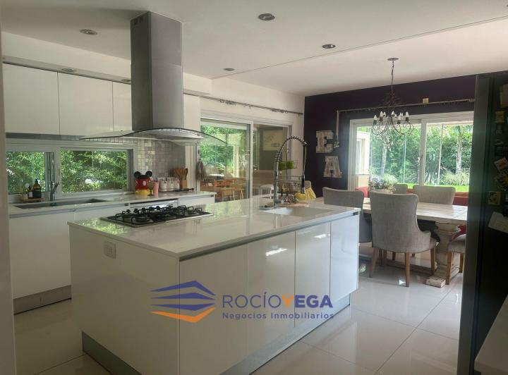 Casa · 350m² · 4 Ambientes · 2 Cocheras