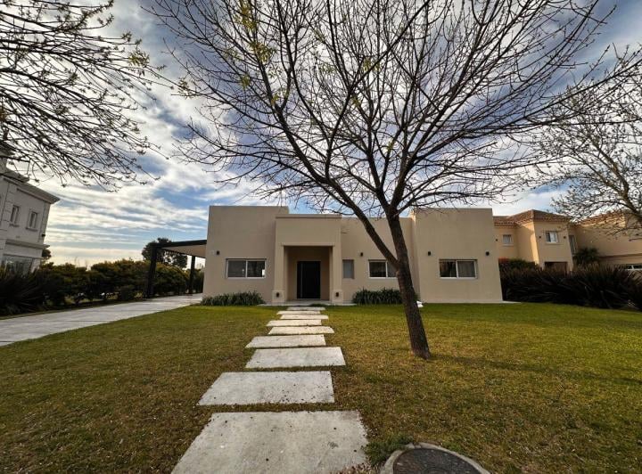 Casa · 235m² · 4 Ambientes · 2 Cocheras