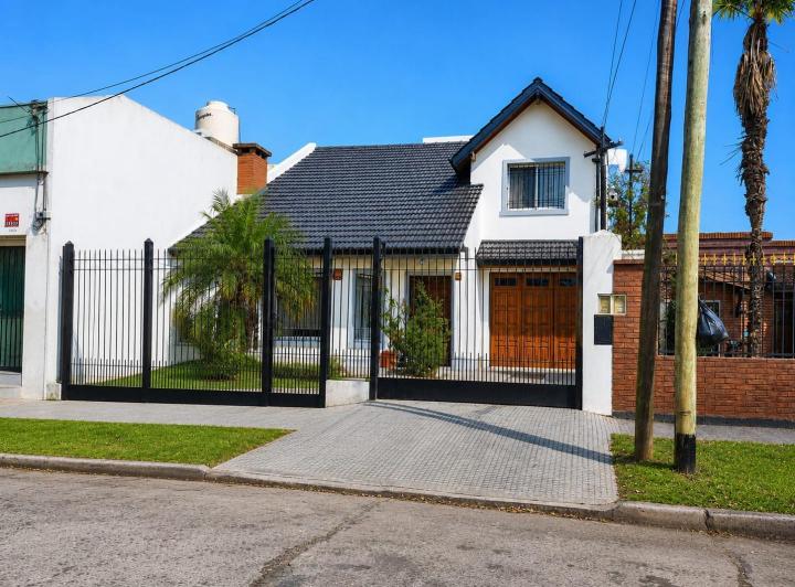 Casa · 220m² · 4 Ambientes · 4 Cocheras