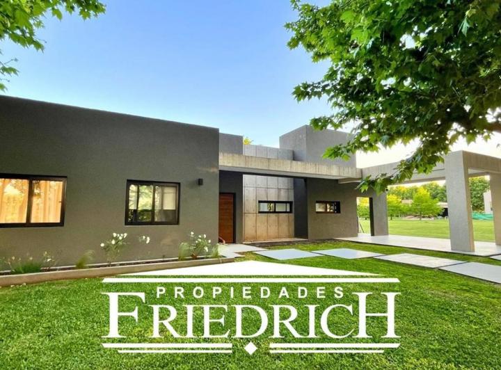 Casa · 130m² · 4 Ambientes · 3 Cocheras